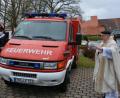 Bild: jr
Pfarrer Anton Witt segnete unter anderem das kürzlich angeschaffte Tragkraftspritzenfahrzeug der Feuerwehr Leonberg.