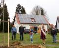 Bild: lst
Siedler-Vorsitzender Josef Barth (von links), Bürgermeister Robert Lindner, die stellvertretende Kreisvorsitzende Rita Rosner, Holunderkönigin Sandra Neubeck, der „gute Geist“ im Kreislehrgarten, Josef Beer, Peter Späth und Martin Schwab von den Siedlern pflanzten neue Bäume auf dem Spielplatz im Ortsteil Ziegelhütte.