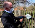 Bild: le
Der Flosser Kreislehrgarten ist als „Naturgarten" zertifiziert. Kreisvorsitzender Albert Nickl brachte selbst die Plakette am Eingangstor des Gartens an.