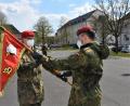 Bild: Mario Hönig/Bundeswehr
Hauptmann Dominik Katoutsis (links) übernimmt symbolisch den Batteriewimpel der "Zweiten" von Oberstleutnant Stefan Zadlo.