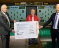 Bild: do
Die stattliche Spendensumme von 5555 Euro erreicht das Crowdfunding-Projekt des SKC Klosterkegler Speinshart mit der Volksbank Raiffeisenbank Nordoberpfalz. Im Bild bei der Übergabe des symbolischen Spendenschecks: (von links) Raiffeisen-Filialleiter Richard Götz, SKC-Vorsitzender Hans Schuller und Regionalmarktleiter Stefan Schedl.