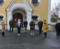Bild: jr
Zum 50-jährigen Kommunionjubiläum des Schülerjahrgangs 1961/62 fand am Sonntag ein Gottesdienst in Pechbrunn statt. Mit Organisatorin Doris Reiß (Vierte von links) und Pfarrer Robert Ploß (rechts) entstand ein Erinnerungsbild vor der Kirche.