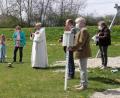 Bild: tra
Der Ensdorfer Pfarrer Slawomir Niemczewski spendet dem neuen Kinderspielplatz in Wolfsbach den kirchlichen Segen.