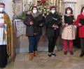 Bild: jzk
Vor dem Marienaltar dankte Stadtpfarrer Thomas Kraus (links) Chorleiter Josef Zaglmann und den vier Sängerinnen Liane Preininger, Ursula Dadder, Elisabeth Daschner und Christina Daschner (von rechts) für ihren schönen Gesang zu Ehren der Gottesmutter Maria.