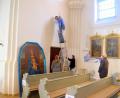 Bild: fjo
Pfarrer Georg Hartl (rechts) lässt sich die Rückkehr und Montage des aufwendig restaurierten Mariengemäldes (links) durch die Mitarbeiter der Fachwerkstatt Rappenegger auf seinen alten Platz in der Emmeramskirche nicht entgehen.