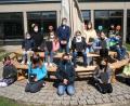 Bild: fpoz
Unser Bild zeigt eine Abordnung der Klasse 3/4 a im „grünen Klassenzimmer“ mit (hinten von links) Schulleiterin Petra Andritzky, Systembetreuer Hubert Ernstberger, Klassenleiterin Sabrina Zwerenz und Bürgermeisterin Margit Bayer.