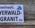 Bild: privat/exb
Mit diesem Schild kritisieren die Walperer, dass die Steine für die Mauer am künftigen Radweg nicht aus Flossenbürger Granit sind.
