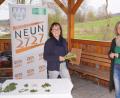 Bild: fvo
Kräuterexpertin Gertie Kreuzer (links) und "Neun2727" -Koordinatorin Doris Völkl am Waidhauser Dufthang.