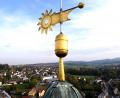 Bild: le
Es wird noch geraume Zeit dauern, bis sich die Flosser über ihr Wahrzeichen, das Kreuz mit Goldkugel und Wetterfahne, auf dem katholischen Kirchturm freuen können.