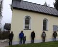 Bild: soj
Rudi Rubenbauer (von links), Kirchenpfleger Stefan Kausler mit Sohn Fabian, Pfarrer Pater Anish George, Hubert Becher, Malermeister Michael Schinner und Pfarrgemeinderatssprecher Hans Enders freuen sich über den Anstrich der Kalvarienbergkapelle.