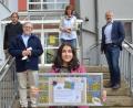 Bild: Kunz
Ramona Scharnagl präsentiert stolz ihre Siegerpostkarte, die Nico Erhardt (links) rahmen ließ. Unter den Gratulanten waren Veit Wagner (Zweiter von links), Ursula Soderer und stellvertretender Schulleiter Eduard Bauer (rechts).
