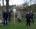 Bild: Michael Kulzer
Bei einer Begutachtung vor Ort freuten sich Schwarzhofens Bürgermeister Maximilian Beer, der zugleich auch stellvertretender Vorsitzender des Naturparkvereins ist, Naturpark-Rangerin Helene Seitz, Tourismusreferentin Alexandra Beier, Projektleiterin Julia Braun, und Markus Kurz vom Naturpark Oberpfälzer Wald über die Qualitätsverbesserung bei den Wanderwegen (von links).