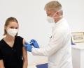 Bild: Gabi Schönberger
Dr. Matthias Loew aus Weiden würde in seiner Praxis mehr Impfungen gegen das Coronavirus vornehmen. Doch die Liefermengen sind bescheiden.