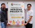Bild: Dominik Lenz/exb
Benjamin List (links) und Philipp Koch von Round Table 235 Amberg-Sulzbach präsentieren den „Förderpreis für Herzensprojekte“.
