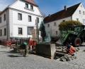 Bild: Portner
Der Bauhof stellte die Eisenbarth-Statue wieder am angestammten Platz vorm Museum auf.