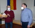 Bild: bey
Bürgermeister Reiner Gäbl (links) gratuliert Marktgemeinderat Georg Zierer zur Auszeichnung mit der Kommunalen Verdienstmedaille des Freistaates Bayern in Bronze und überreicht eine Präsentkorb, sinnigerweise mit einer Einladung zur Besichtigung des Kommunbrauhauses Eslarn.
