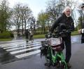 Bild: Petra Hartl
Alles richtig gemacht. Dieser Radfahrer schiebt sein Gefährt über den Zebrastreifen. Er musste – wie viele andere auch – beim Aktionstag der Polizei nicht ermahnt werden.
