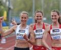 Bild: Ralf Görlitz
Domenika Mayer aus Neukirchen (links) freut sich über Bronze bei den deutschen Meisterschaften über die 10.000 Meter. Es siegte Rabea Schöneborn (Mitte) vor ihrer Zwillingsschwester Deborah Schöneborn (beide LG Nord Berlin).