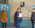 Bild: Tanja Babl
Martina Bucher (Mitte) bekam ihr Zertifikat durch Johanniter-Vertreterin Sabrina Obermeier (links) und Rektorin Diana Schmidberger überreicht.