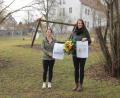 Bild: Kindergarten Edelsfeld/exbDer Bedarf an Kinder
Das neue Logo stellen (von links) Kindergartenleiterin Sonja Winter und Designerin Veronika Radl-Wohlfahrt vor.