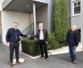 Bild: exb
Josef Bergler und Otto Götz übergeben den letzten Rest des Kassenbestandes, immerhin noch gut 300 Euro, an Bürgermeister Karlheinz Budnik.