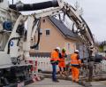 Bild: du
Die Funktionsweise des hoch modernen sowie kostenintensiver Einsparung von Handarbeit und Wegfall weiterer Arbeitsgeräte wurde bei einer Vorführung des von der Firma Strabag angeschafften neuen Saugbaggers beim Ausbau der Blütenstraße bewundert.