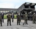 Bild: Mario Hönig/Bundeswehr
Die Vertreter des BRK (hinten, von links) Thomas Rauch, Edeltraut Sperber und Sandro Galitzdörfer bedanken sich bei ihren uniformierten Helfern.