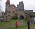 Bild: fz
Bürgermeister Anton Kappl stimmt mit Burgwartin Rita Lingl die Modalitäten ab. Beide sind froh, weil die Burg dieses Wochenende ihre Tore für Besucher öffnen kann.