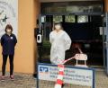 Bild: gru
Jeden Dienstag von 17 bis 19 Uhr steht das Team des Arbeiter-Samariterbunds für Corona-Schnelltests in der Schulaula in Edelsfeld bereit.