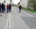 Bild: Houschka
Die Ortsstraße von Jeding gleicht einem Flickenteppich. Der Gemeinderat diskutierte bei einer Ortsbesichtigung, ob weiter ausgebessert oder zumindest ein Teilstück grundlegend erneuert wird. Eine Entscheidung darüber steht noch aus.