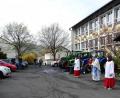 Bild: hl
Pfarrer Heribert Stretz (Zweiter von rechts) segnete auf dem Schulhof die unterschiedlichsten Fahrzeuge.