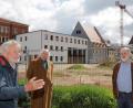 Bild: Wolfgang Steinbacher
Die IG Menschengerechte Stadt erreicht die für ein Bürgerbegehren notwendige Anzahl an Unterschriften e mit „Keine Brutalarchitektur in der historischen Altstadt“. Trotzdem wird weitergesammelt. Von links: IG-Vorsitzender Achim Hüttner, Stefan Reuther und Wolfgang Schimmel.