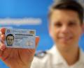 Bild: Wolfgang Steinbacher
Achim Kuchenbecker, der Pressesprecher der Polizeiinspektion Amberg, zeigt ein Musterexemplar des neuen Dienstausweises der bayerischen Polizei. Auch die Amberger Beamten haben ihn inzwischen bekommen.