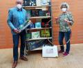Bild: Bibliothek Kümmersbruck/exb
Bürgermeister Roland Strehl und Büchereileiterin Gabi Pilz stellen die Kümmersbrucker „Bibliothek der Dinge“ vor.