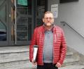 Bild: exb
Wolfgang Schick übergibt 1170 Überschriften für ein Bürgerbegehren zum Erhalt der Schulgebäude in Windischeschenbach.