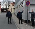 Bild: jr
Vor der Einmündung in die Vorstadt gilt in der Großbüchlberger Straße nun ein absolutes Halteverbot entlang des Garagenbereichs und der Filiale der Bäckerei Kutzer. Darauf wiesen (von rechts) Bürgermeister Stefan Grillmeier und die beiden Verkehrsüberwacher Gerhard Laab und Markus Mickisch hin. Auf der gegenüberliegenden Straßenseite ist eine solche Regelung schon seit längerem in Kraft.