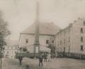 Bild: Archiv Gemeinde Krummennaab/exb
Die Porzellanfabrik Mannl um 1904. Hinter dem Schornstein das Schloss, rechts der Anbau von 1898 als Wohnhaus und Druckerei.