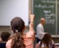 Symbolbild: Daniel Karmann/dpa
Präsenzunterricht, der direkte Rückfragen beim Lehrer erlaubt, fand seit März 2020 für Viertklässler nur wenig statt. Durch Homeschooling und Wechselunterricht entstanden große Lücken im Lernstoff vieler Schüler. In Bayern gibt es am 7. Mai die Übertrittszeugnisse.