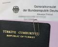 Symbolbild: Soeren Stache
Mit ergaunerten Papieren sollen türkische Staatsbürger zu Hunderten illegal eingereist und untergetaucht sein.