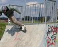 Bild: gf
Auf der Poppenrichter Skaterbahn geht es bei schönem Wetter rund. Gut 30 Skateboarder, Scooter-, Inliner- oder BMX-Fahrer, außerdem Spaziergänger oder zufällig vorbeikommende Radfahrer, die dem sportlichen Treiben gespannt zuschauen, sind hier selten anzufinden. "Frisches Trinkwasser hätten wir an heißen Tagen schon ganz gern", sagen die jugendlichen Skateboarder.