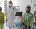 Bild: Kliniken Nordoberpfalz
Die Großspende von Peter Unger ermöglicht am Klinikum Weiden einen Langzeittest der neuen Schutzanzüge für die Mitarbeiter. Die Ausrüstung garantiert nicht nur die optimale Sicherheit, sondern auch mehr Komfort. Anästhesie-Chefarzt Dr. Jürgen Altmeppen (Mitte) freut sich zudem über die neueste Generation hochmoderner Beatmungsgeräte.
