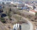 Luftbild: Gustl Beer
Blick auf das einstige Bahnbetriebswerk in Weiden, das zunehmend zur Ruinenlandschaft verkommt. Altlasten verhindern bisher die Verwertung der innenstadtnahen Flächen. Der Stadtrat sieht hier aber eine der wichtigsten Entwicklungsmöglichkeiten. Allerdings bleiben die Verhandlungen mit den Verantwortlichen der Bahn schwierig.