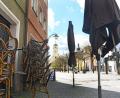 Bild: Gabi Schönberger
Noch stapeln sich die Stühle vor den gastronomischen Betrieben am Unteren Markt in Weiden. Ab Montag könnten nach Monaten wieder Gäste darauf Platz nehmen.