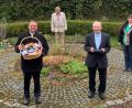 Bild: mez
Pfarrer Markus Bruckner dankte Albert Wolf (vorne von links) für sein Wirken in der Herz-Jesu-Pfarrei. Mit auf dem Foto (hinten von links) Mesnerin Angela Protschky sowie Reinhold Rippl und Sibylle Polzin.