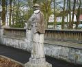 Bild: lnz
Der heilige Nepomuk auf der Färberbrücke in Mitterteich trägt seit einiger Zeit eine Maske.