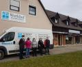 Bild: Werkhof Stiftland/exb
Ein Teil des Werkhof-Teams vor dem projekteigenen Transporter und dem Laden in der Franz-Heldmann-Straße.