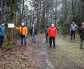 Bild: njn
In Anwesenheit von (von links) Revierleiter Carsten Klöble, Forstbetriebsleiter Norbert Zintl, Naturpark-Geschäftsführer Ernst Tippmann, Ranger Jonas Ständer, Bürgermeister Johannes Reger, Steinwald-Allianz-Geschäftsführer Martin Schmid und des Naturpark-Vorsitzenden Eberhard Freiherr von Gemmingen-Hornberg wurde das erste Sperr-Schild angebracht.