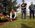 Bild: Stephan Huber
Die PunK-Mitglieder Kathrin Birner, Stefan Dietl und Veit Stephan (von links) legen einen Blumenkranz am Kriegsgefangenen-Gedenkstein in der Schillerstraße nieder, um an die Opfer des Nationalsozialismus zu erinnern.