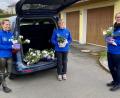 Bild: nza
Über 60 Blumen überreichten Petra Schwingshandl, Melanie Fröhlich und Daniela Bauer (von links) am Wochenende ihren weiblichen Vereinsmitgliedern.