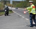 Bild: gsp
Der Verkehrspolizist winkt an der Vilstalstraße einen Motorradfahrer heraus.